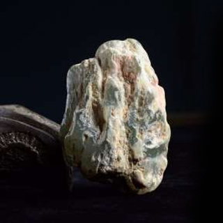 翡翠原石有什么特征