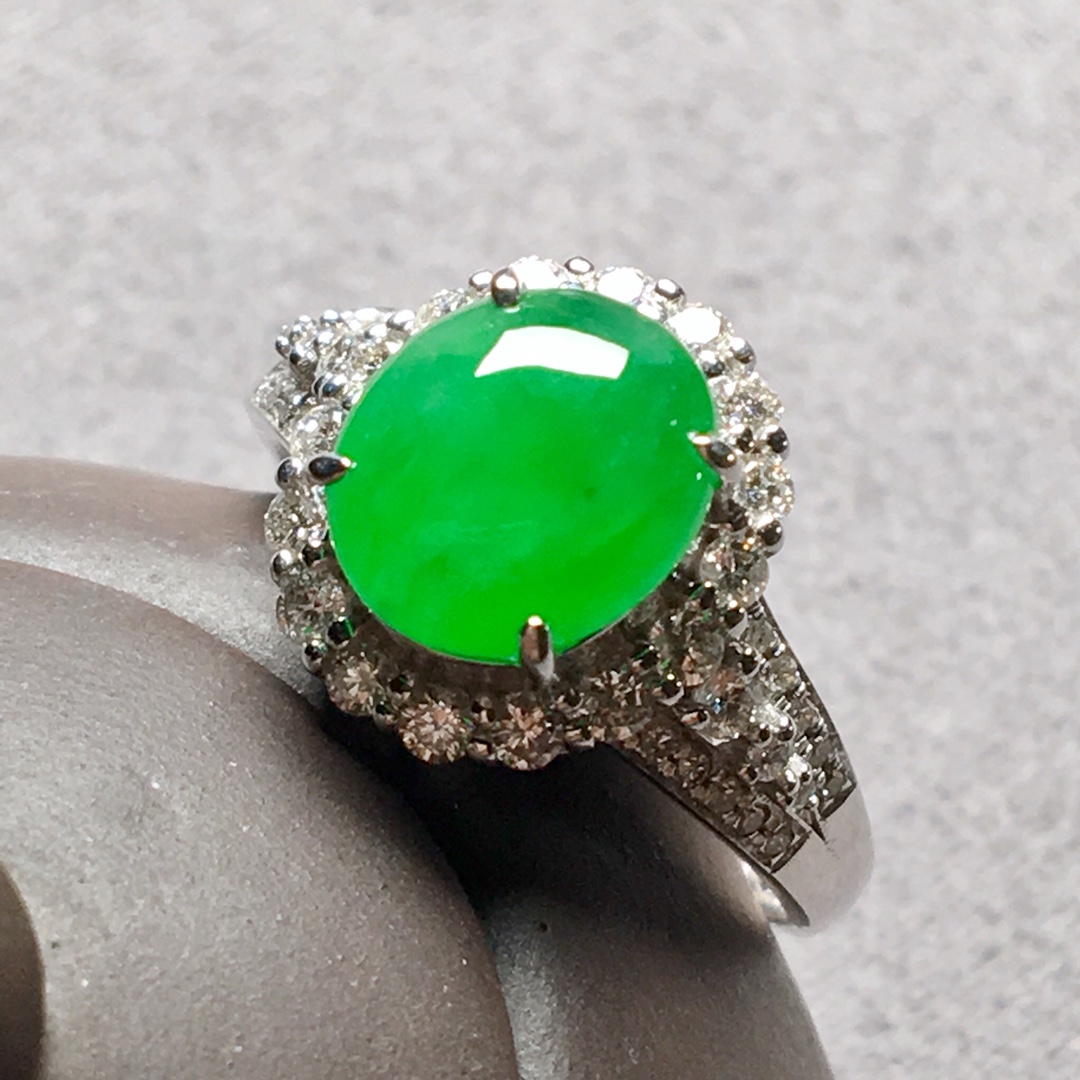 高冰种阳绿蛋面戒指，整体：12.6-11.2-8.8，裸石：9-7.8-3.3mm