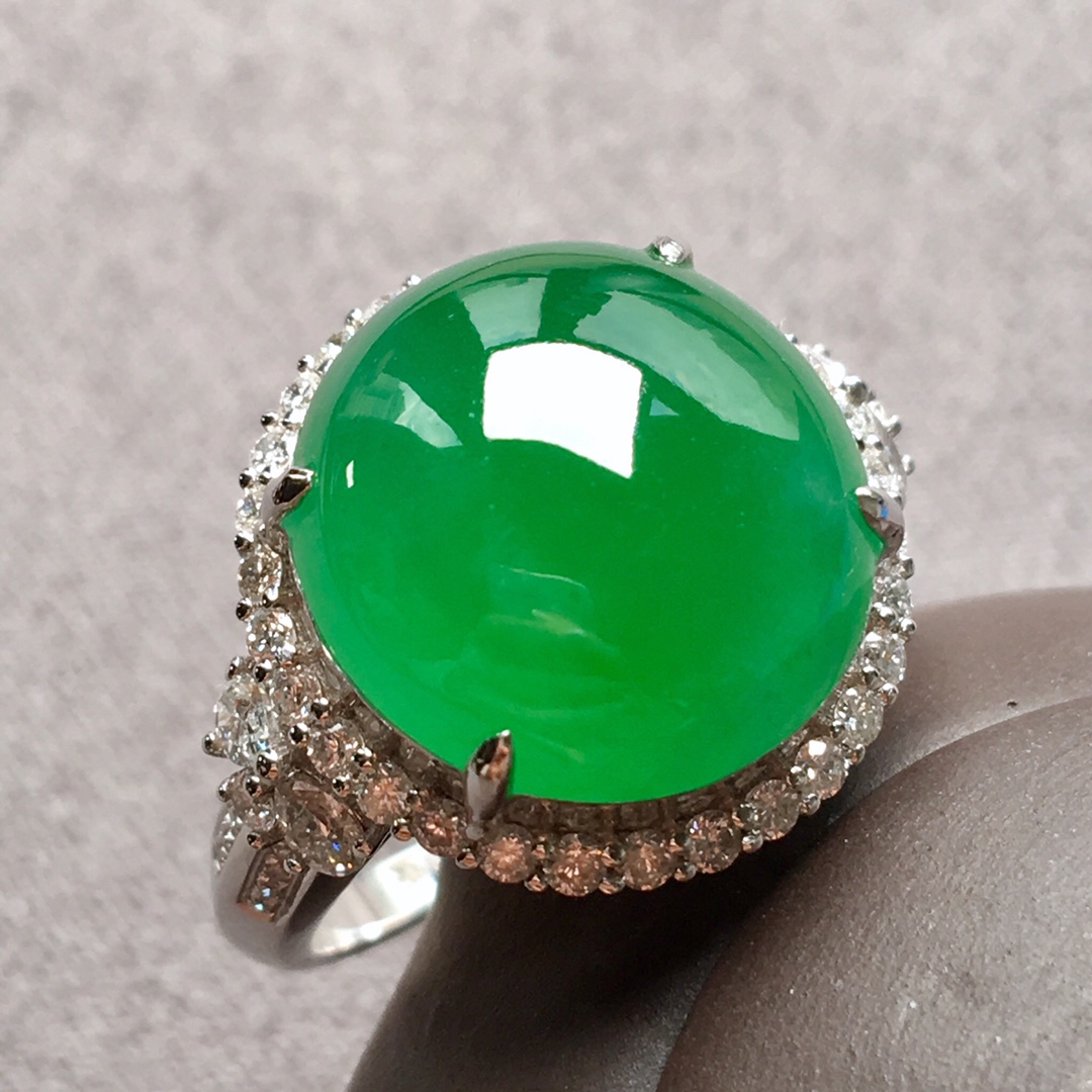高冰种阳绿大蛋面戒指，整体：17-16.8-11，裸石：14.5-13.8-6.1mm。